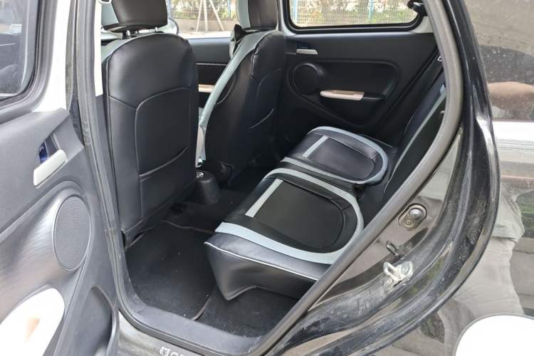 Used ORA Black Cat 2022 351 km Range Luxury Version Lithium-Ion Battery Left Rear Seat