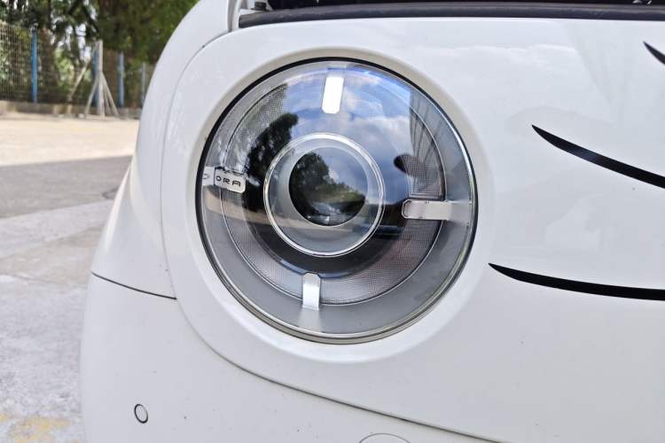 Used ORA Black Cat 2022 351 km Range Luxury Version Lithium-Ion Battery Right Front Headlight