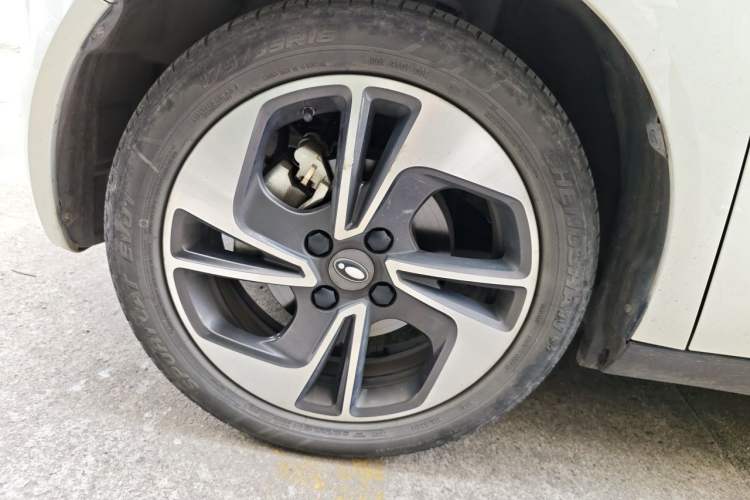 Used ORA Black Cat 2022 351 km Range Luxury Version Lithium-Ion Battery Right Front Wheel Hub