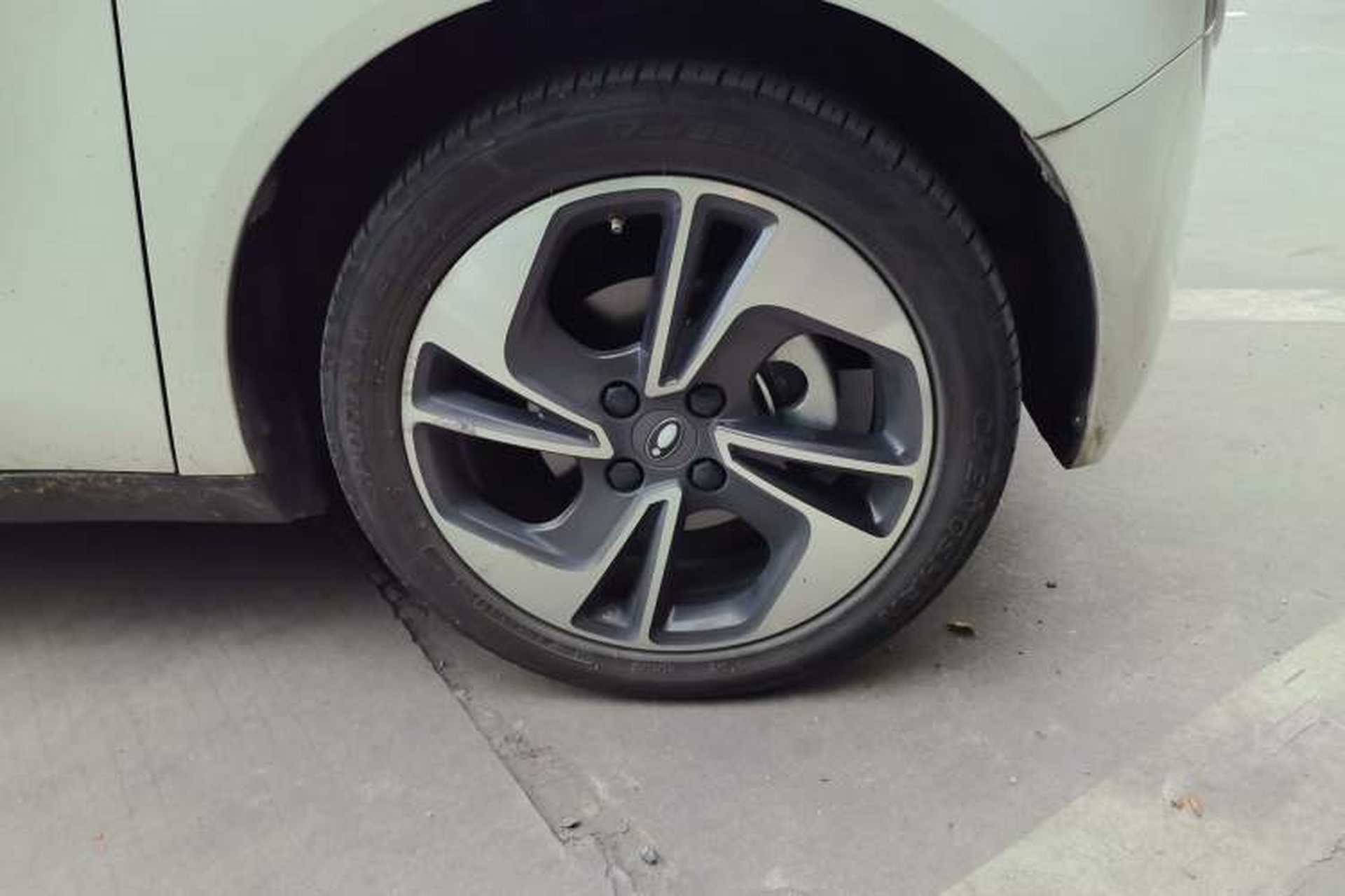 Used ORA Black Cat 2022 351 km Range Luxury Version Lithium Iron Phosphate Right Front Wheel Hub