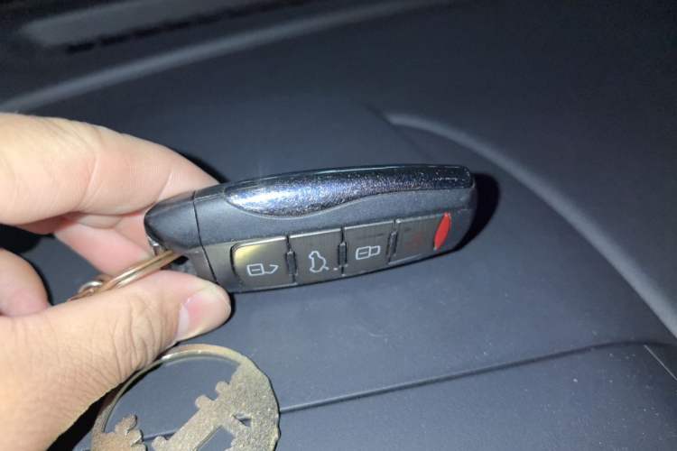 Used ORA Black Cat 2022 405 km Long-Range Version Ternary Lithium Vehicle Key