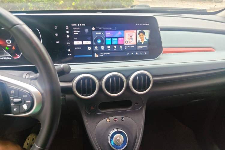 Used ORA Black Cat 2022 351 km Range Luxury Version Lithium-Ion Battery Audio And AC Panel