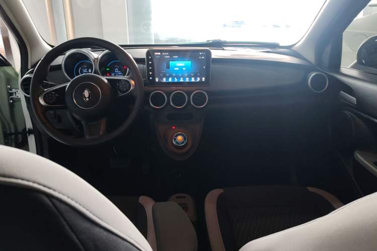 Used ORA Black Cat 2022 Updated Version 301 km Cute Pet Edition Lithium Iron Phosphate Center Console