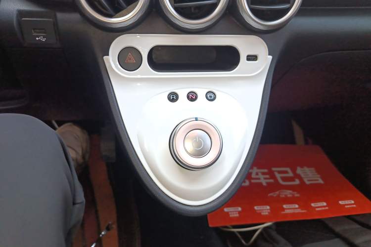 Used ORA Black Cat 2022 351 km Range Luxury Version Lithium-Ion Battery Gear Lever