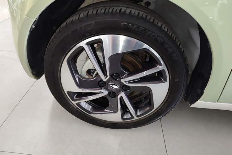 Used ORA Black Cat 2022 351 km Range Comfort Version Ternary Lithium Left Front Wheel Hub