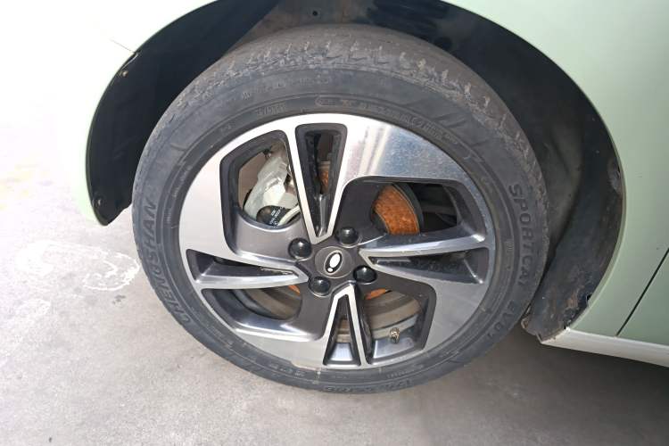 Used ORA Black Cat 2022 351 km Range Luxury Version Lithium-Ion Battery Left Front Wheel Hub