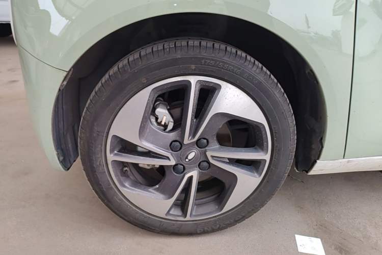 Used ORA Black Cat 2022 351 km Range Luxury Version Lithium-Ion Battery Left Front Wheel Hub
