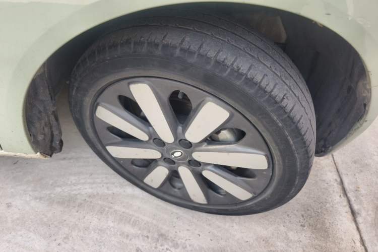 Used ORA Black Cat 2022 351 km Standard Version Ternary Lithium Right Front Wheel Hub