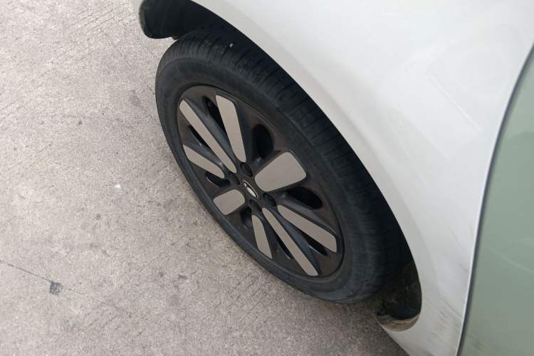 Used ORA Black Cat 2022 351 km Standard Version Ternary Lithium Right Rear Wheel Hub