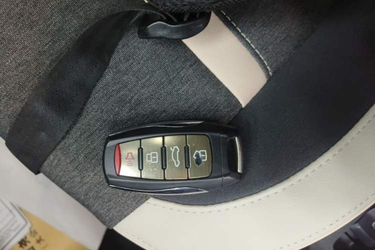 Used ORA Black Cat 2022 405 km Long-Range Version Ternary Lithium Vehicle Key