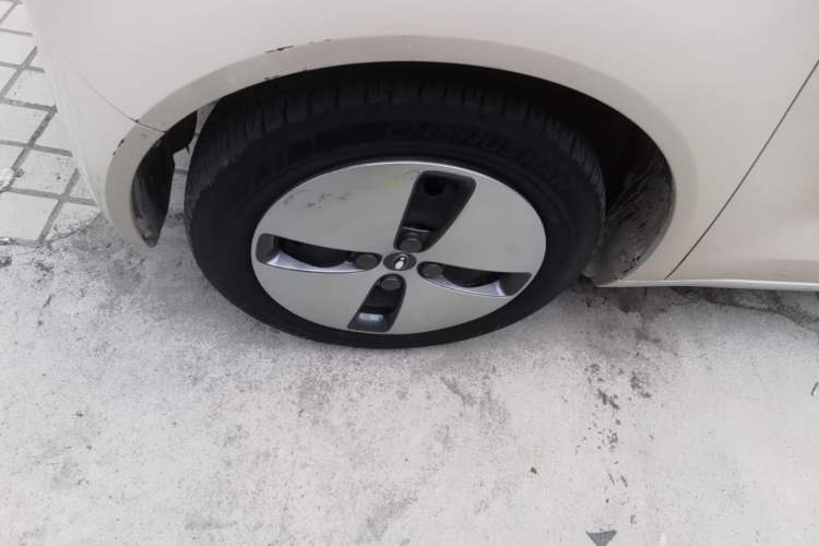 Used ORA Black Cat 2022 Updated Version 301 km Cute Pet Edition Lithium Iron Phosphate Left Front Wheel Hub
