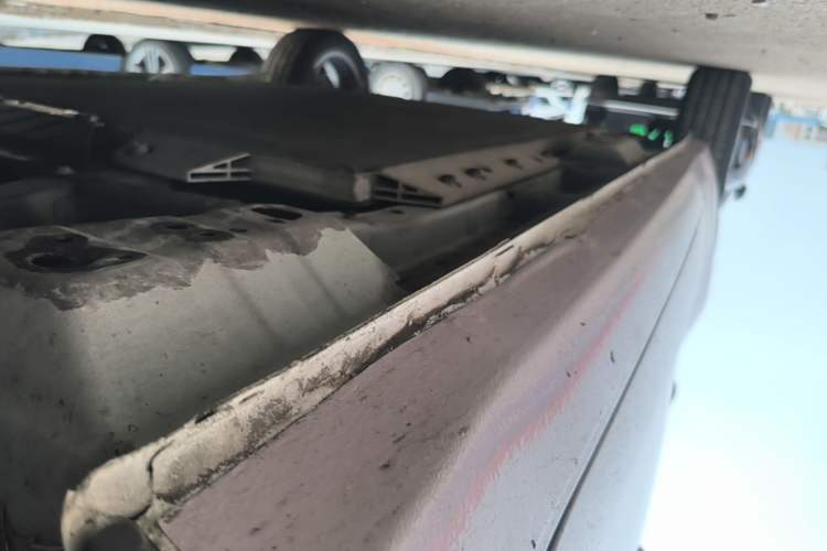 Used ORA Black Cat 2022 351 km Range Luxury Version Lithium-Ion Battery Right Side Sill
