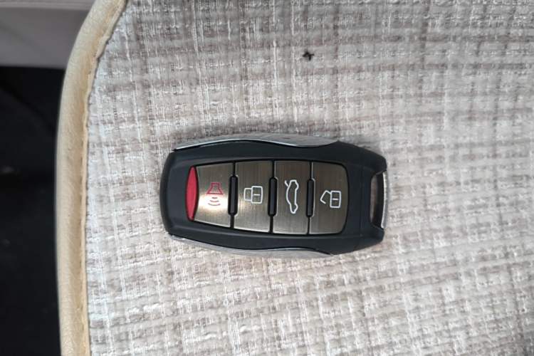 Used ORA Black Cat 2022 351 km Range Luxury Version Lithium-Ion Battery Vehicle Key