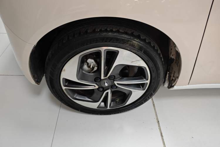 Used ORA Black Cat 2022 351 km HelloKitty Collaboration Edition Lithium-Ion Battery Left Front Wheel Hub