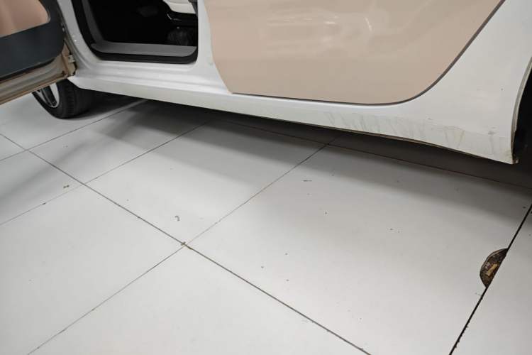 Used ORA Black Cat 2022 351 km HelloKitty Collaboration Edition Lithium-Ion Battery Left Side Sill