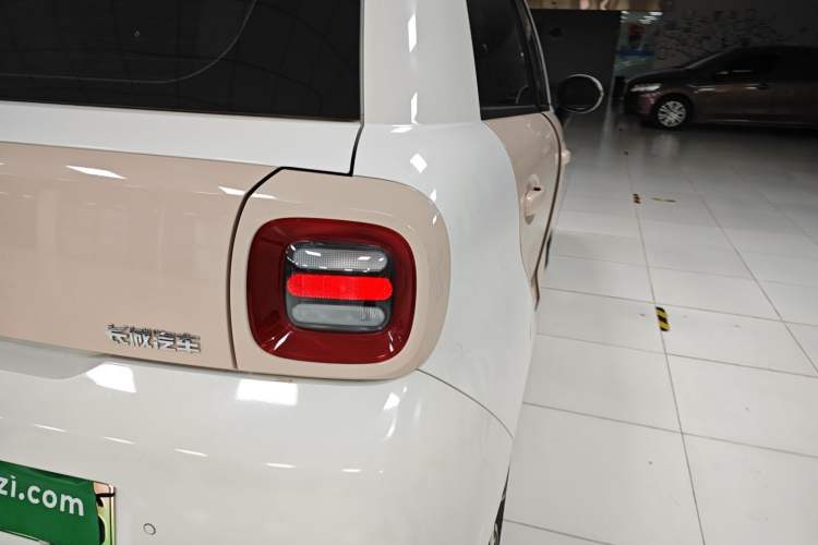 Used ORA Black Cat 2022 351 km HelloKitty Collaboration Edition Lithium-Ion Battery Right Rear Taillight