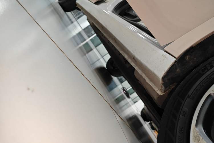 Used ORA Black Cat 2022 351 km HelloKitty Collaboration Edition Lithium-Ion Battery Right Side Sill