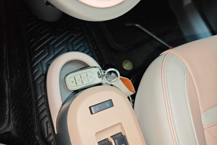 Used ORA Black Cat 2022 351 km HelloKitty Collaboration Edition Lithium-Ion Battery Vehicle Key