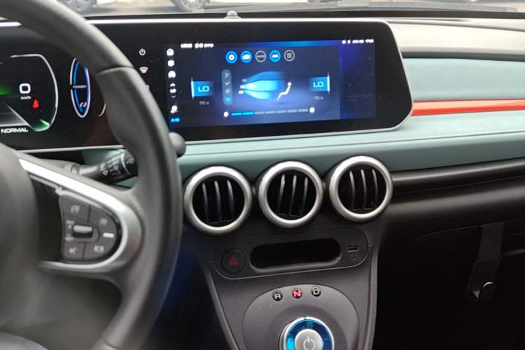 Used ORA Black Cat 2022 351 km Range Comfort Version Ternary Lithium Audio And AC Panel