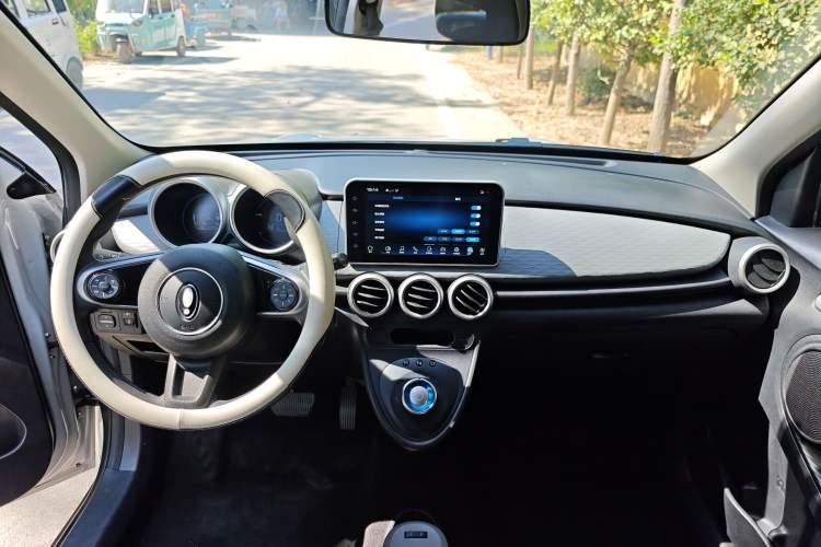 Used ORA Black Cat 2022 Updated Version 301 km Cute Pet Edition Lithium Iron Phosphate Center Console