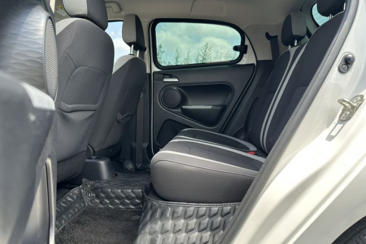 Used ORA Black Cat 2022 301km "Cute Pet" Version – Lithium Iron Phosphate Interior 3