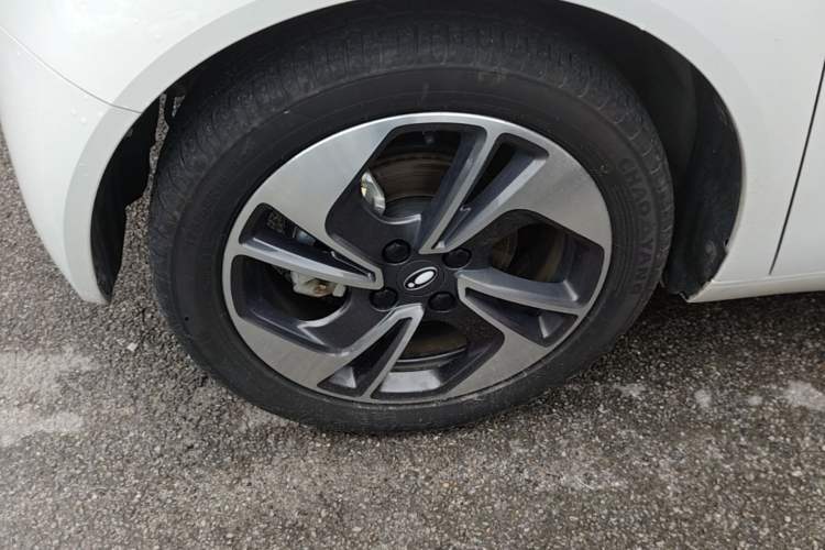 Used ORA Black Cat 2022 351 km Range Comfort Version Ternary Lithium Left Front Wheel Hub