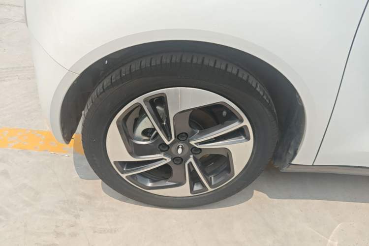 Used ORA Black Cat 2022 351 km Comfort Version Ternary Lithium Left Front Wheel Hub