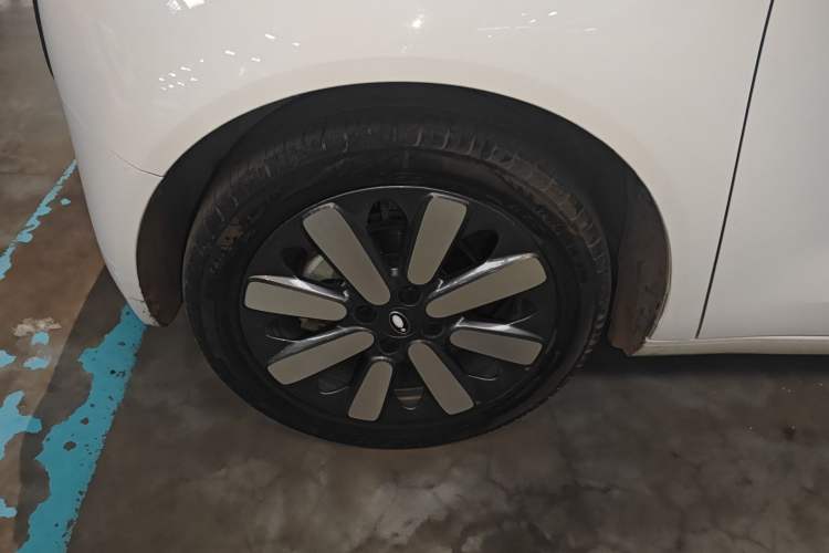 Used ORA Black Cat 2022 351 km Standard Version Ternary Lithium Left Front Wheel Hub