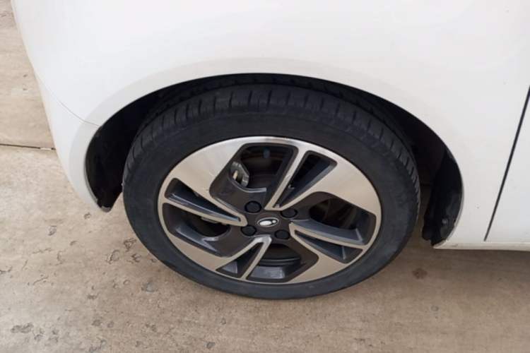 Used ORA Black Cat 2022 351 km Range Comfort Version Ternary Lithium Left Front Wheel Hub