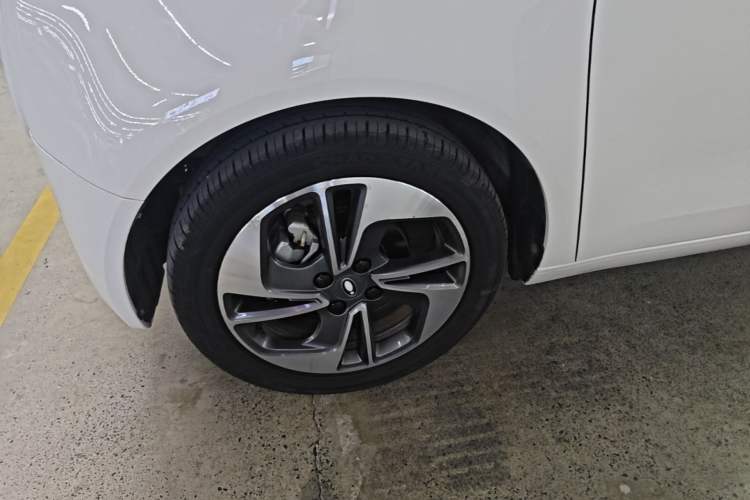 Used ORA Black Cat 2022 351 km Range Comfort Version Ternary Lithium Left Front Wheel Hub