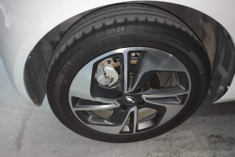 Used ORA Black Cat 2022 405 km Long-Range Version Ternary Lithium Left Front Wheel Hub