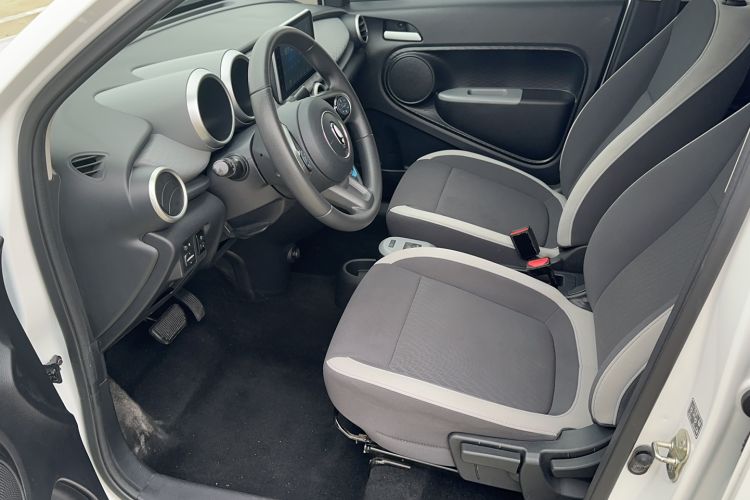 Used ORA Black Cat 2022 Updated Version 301 km Cute Pet Edition Lithium Iron Phosphate Left Rear Seat