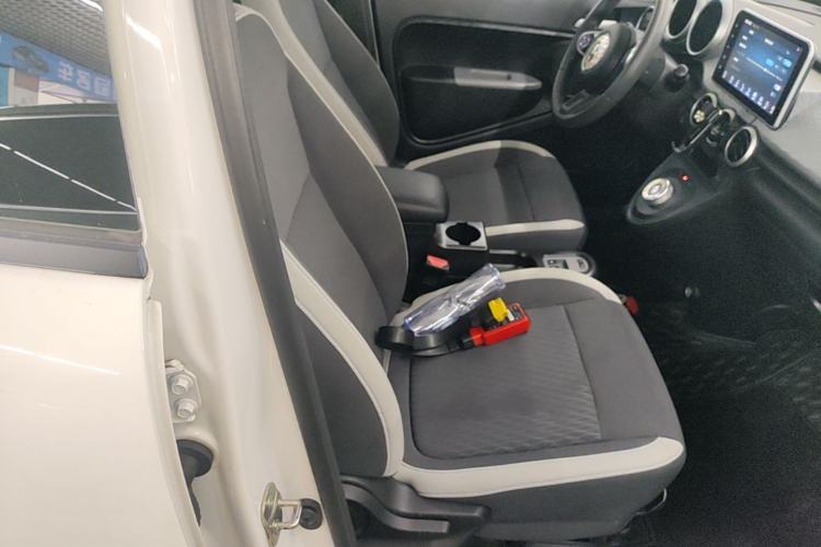 Used ORA Black Cat 2022 301km "Cute Pet" Version – Lithium Iron Phosphate Right Front Seat