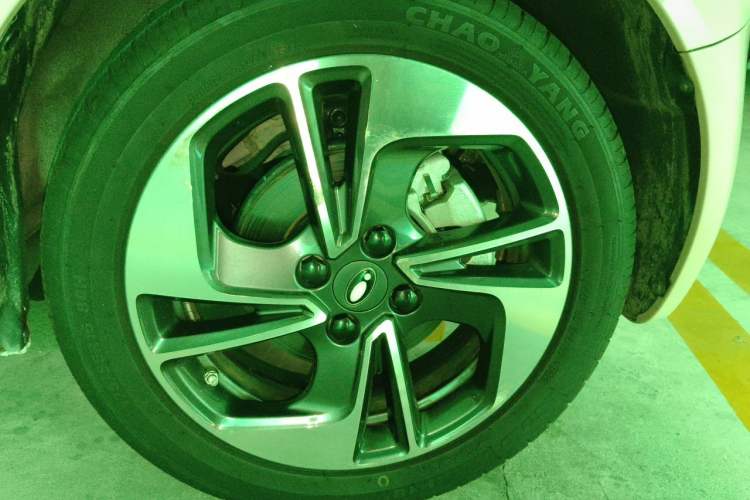 Used ORA Black Cat 2022 351 km Range Luxury Version Lithium-Ion Battery Right Front Wheel Hub