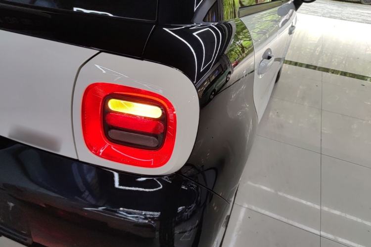Used ORA Black Cat 2022 Updated Version 301 km Cute Pet Edition Lithium Iron Phosphate Right Rear Taillight