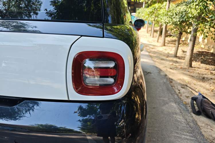 Used ORA Black Cat 2022 Updated Version 301 km Cute Pet Edition Lithium Iron Phosphate Right Rear Taillight