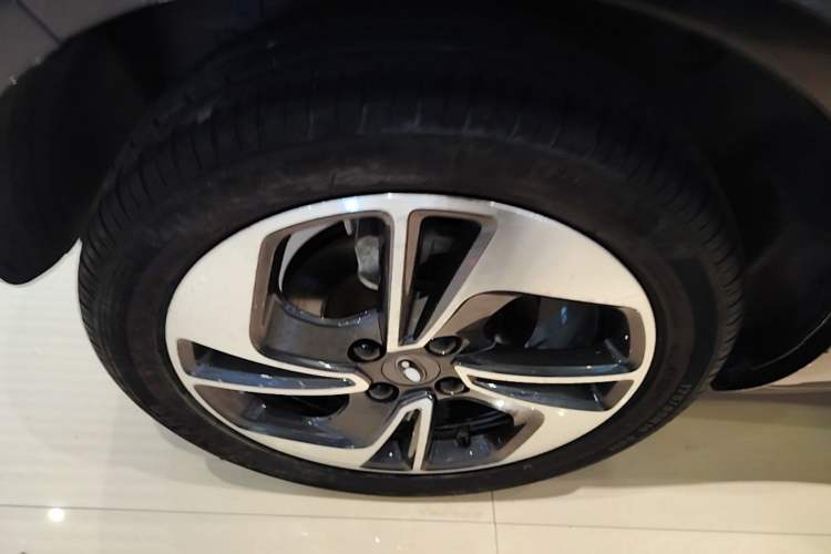 Used ORA Black Cat 2022 351 km Range Comfort Version Ternary Lithium Right Rear Wheel Hub