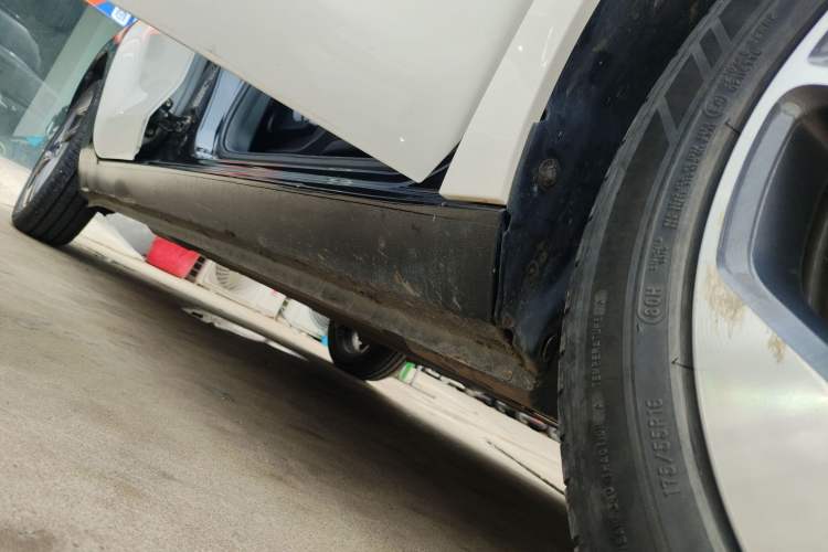 Used ORA Black Cat 2022 351 km Comfort Version Ternary Lithium Right Side Sill