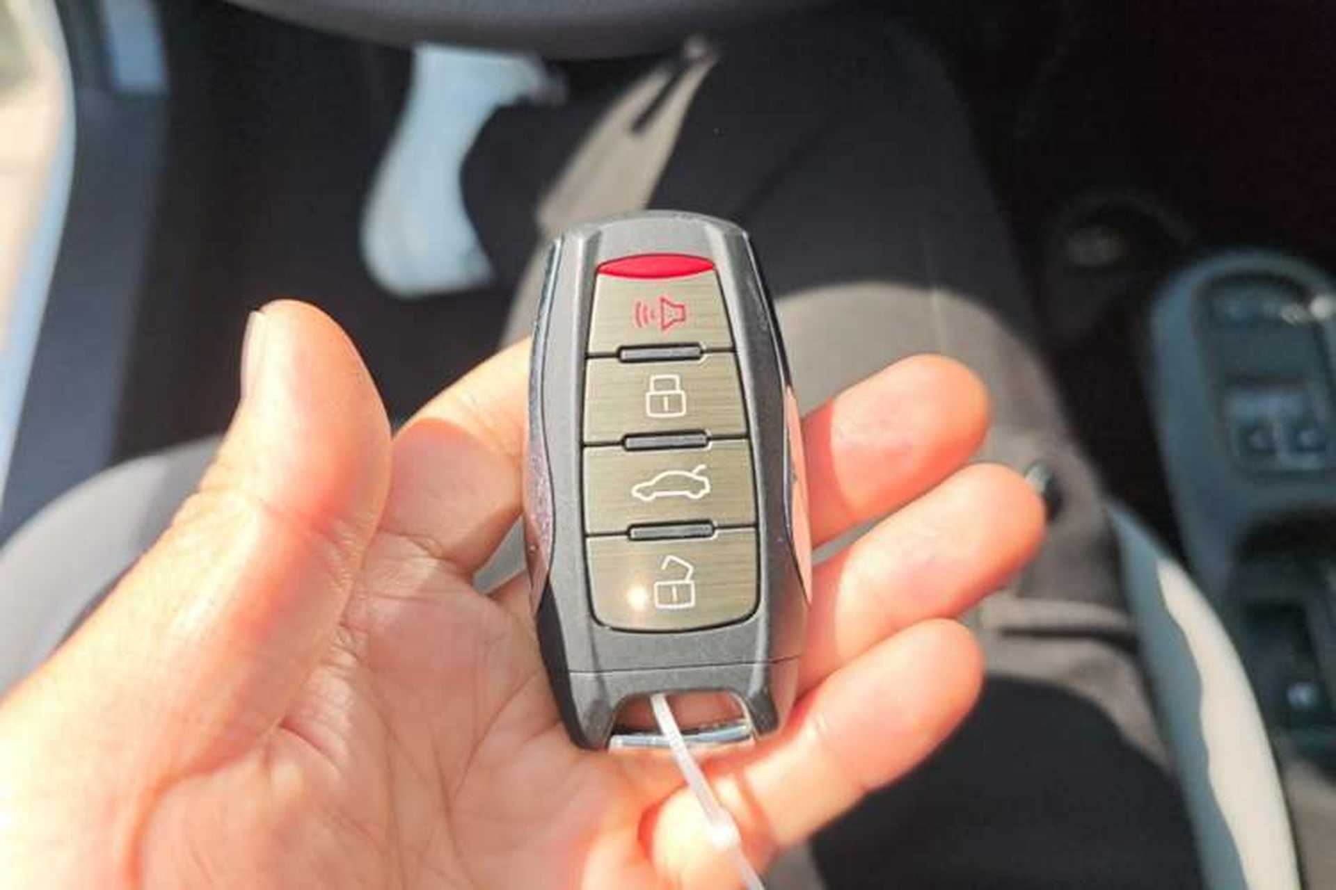 Used ORA Black Cat 2022 Updated Version 301 km Cute Pet Edition Lithium Iron Phosphate Vehicle Key