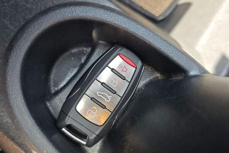 Used ORA Black Cat 2022 301km "Cute Pet" Version – Lithium Iron Phosphate Vehicle Key
