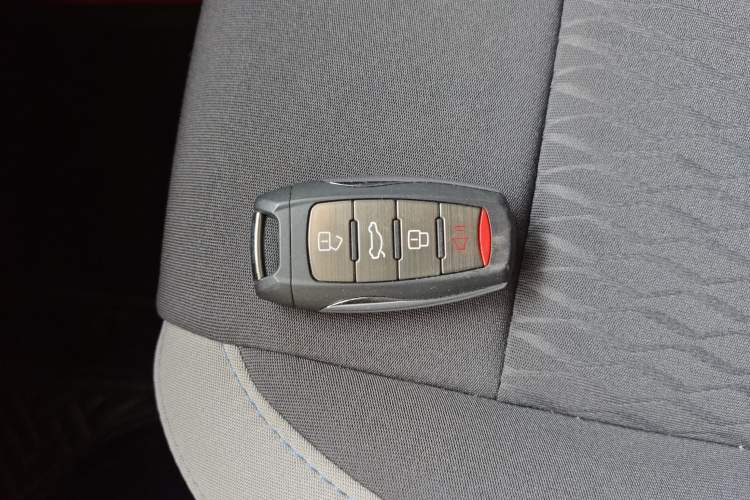 Used ORA Black Cat 2022 301km Base Version Ternary Lithium Vehicle Key