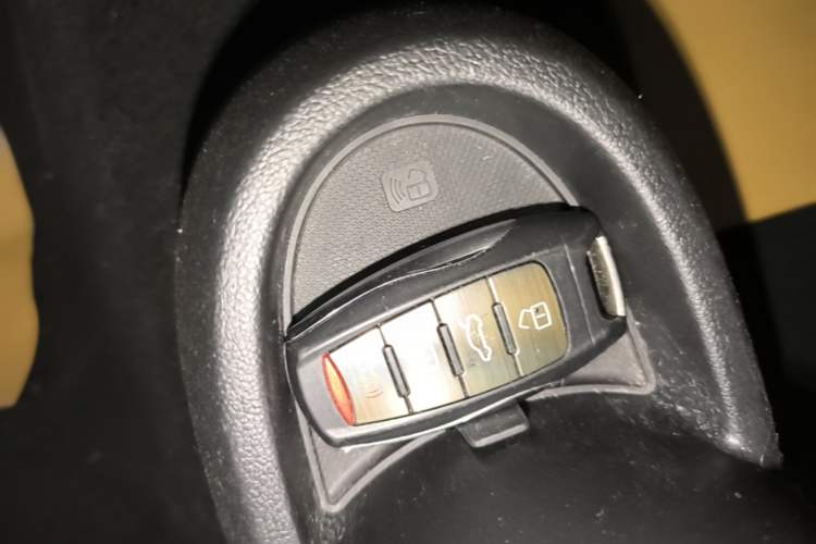 Used ORA Black Cat 2022 351 km Comfort Version Ternary Lithium Vehicle Key