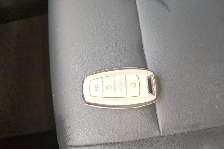 Used ORA Black Cat 2022 405 km Long-Range Version Ternary Lithium Vehicle Key
