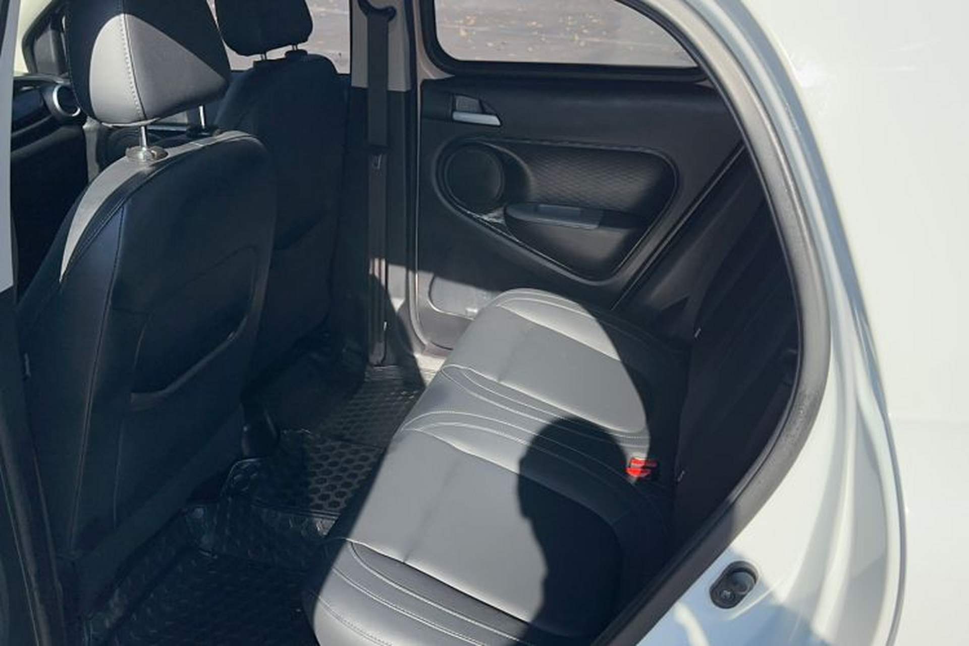 Used ORA Black Cat 2022 301km "Cute Pet" Version – Lithium Iron Phosphate Interior 1
