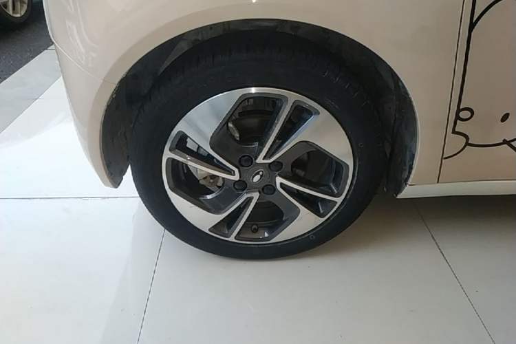 Used ORA Black Cat 2022 351 km Range Comfort Version Ternary Lithium Left Front Wheel Hub