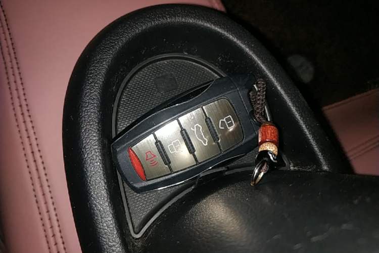 Used ORA Black Cat 2022 351 km Range Comfort Version Ternary Lithium Vehicle Key