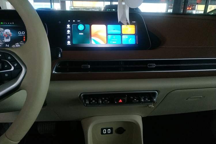 Used ORA Good Cat 2022 400km Standard Range Premium Version Lithium-Ion Battery Audio And AC Panel