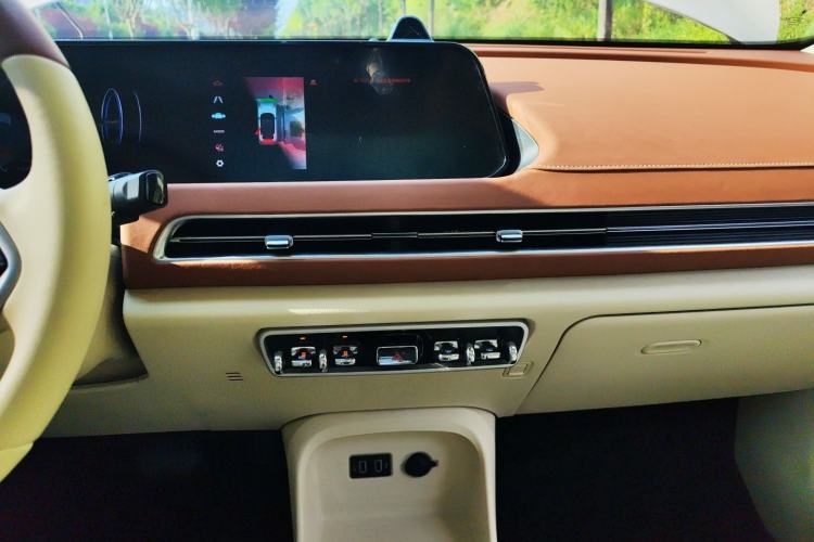 Used ORA Good Cat 2021 400km Standard Range Venus Edition Lithium-Ion Battery Audio And AC Panel