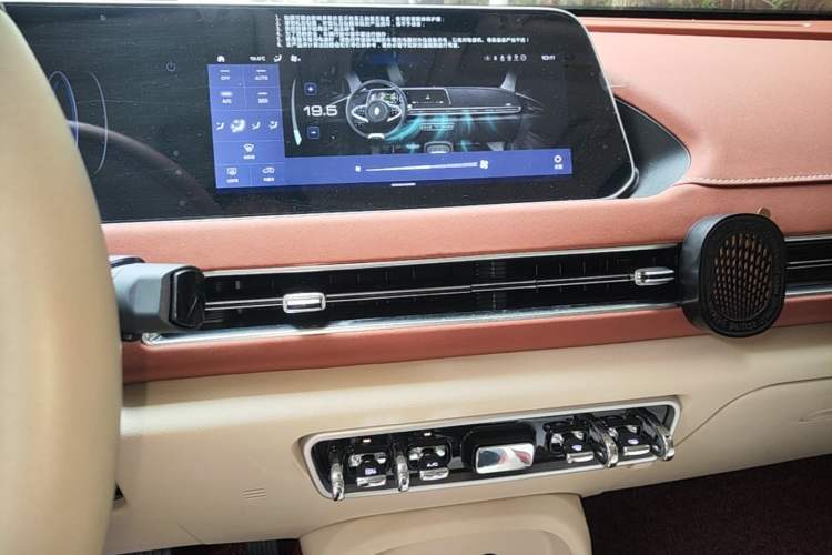 Used ORA Good Cat 2021 500km Long-Range Poseidon Edition Lithium-Ion Battery Audio And AC Panel