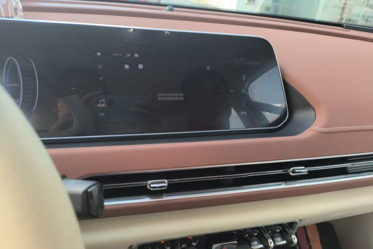 Used ORA Good Cat 2021 400km Standard Range Athena Edition Lithium-Ion Battery Audio And AC Panel